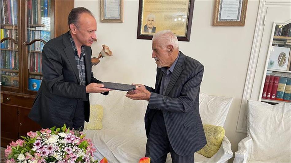از «علیرحم شایان» شاعر و پیر غلام 90 ساله چهارمحال و بختیاری تجلیل شد